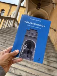Libro ritratto sullo sfondo dello scalone del Comune di Ferrara Libro ritratto sullo sfondo dello scalone del Comune di Ferrara